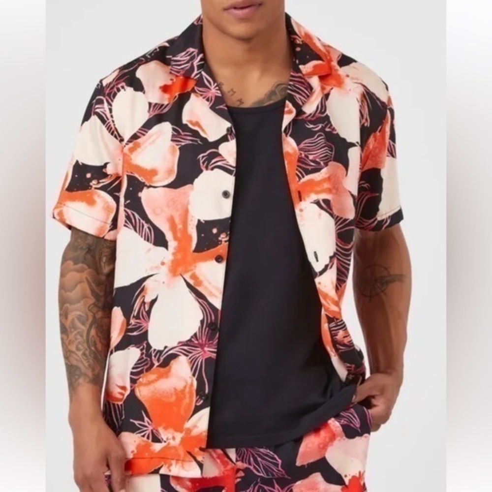 NWT Forever 21 Floral Casual Button Down Shirt. Great for Resort Wear.